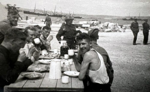 Commandos of 30 Assault Unit relaxing in North Africa.